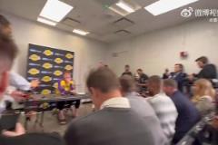 媒體室擠滿記者！東契奇打趣：靠！頭回見客場媒體室這么多人