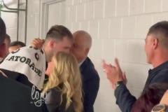 干得漂亮！東契奇賽后接受湖人工作人員夾道鼓掌