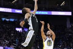 勇士賽季第二次被馬刺逆轉(zhuǎn)，再次遭逆轉(zhuǎn)僅領(lǐng)先14分