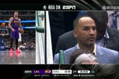 伴隨著炒掉Nico呼聲！東契奇罰球時，鏡頭同時給到獨行俠GM