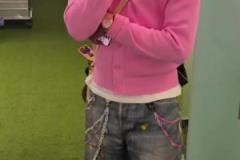 帥??！巴薩4:0多特蒙德，亞馬爾賽后的穿搭 粉色毛衣+牛仔短褲