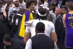 關(guān)系一看就很鐵！賽后里夫斯一下子躥到濃眉身上，來了個熊抱