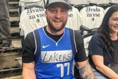 我是達(dá)拉斯湖人球迷！手寫“湖人”字樣的東契奇球衣引關(guān)注