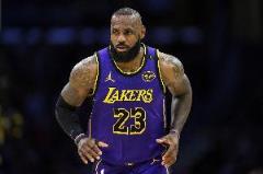 詹姆斯半場手感不佳僅得8分2籃板2助攻