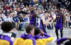 詹姆斯末節(jié)13分力挽狂瀾，27+7+7僅差4助攻差距顯著