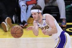 貝弗利：里夫斯表現(xiàn)普通但得分30分，漢迪用訓練歐文的方式培養(yǎng)他