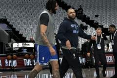 名記：克里斯蒂熱身后擁抱佩林卡，濃眉直接走向球員通道