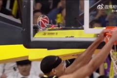 NBA級別的身體天賦！貝茲利空中躲閃折疊重扣點燃全場