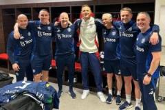 馬蒂奇與曼聯(lián)工作人員在更衣室合影，德赫亞點(diǎn)贊