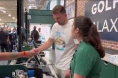 大號收銀員！東契奇對陣老東家后在達拉斯體驗店員生活