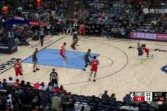 再現(xiàn)爭議慶祝動作！莫蘭特飚進(jìn)三分后，朝觀眾“扔手雷”慶祝