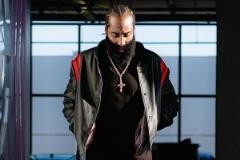 哈登為快船全隊送鞋，小球童在列，老板鮑爾默也上腳展示