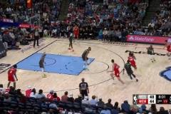 神仙好腰！莫蘭特對抗戈貝爾高難滯空挑籃，隨后又端起新武器