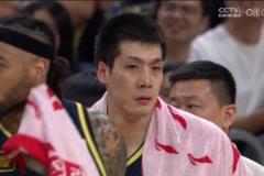 動作大！任駿飛犯規(guī)后扇到王哲林后腦勺 被吹奪權(quán)直接離場?。? style=