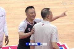 致敬NBA？王哲林快攻打進 但裁判表示上海已叫暫停進球無效