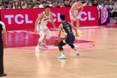 腳踝終結(jié)者徐杰變向誤導(dǎo)直接將防守人晃倒 輕松加速笑納空籃