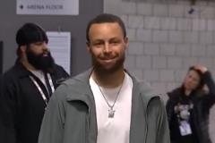 今日對陣開拓者！庫里微笑登場 簡約穿搭顯清爽