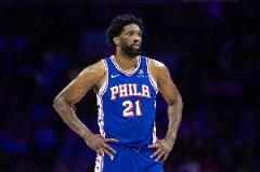 76人官方：恩比德昨日完成左膝關(guān)節(jié)鏡手術(shù) 六周后將復(fù)查