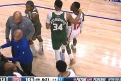 場上對決場下情誼！雄鹿波特與杜倫互動，字母哥 wink 按肩摟抱