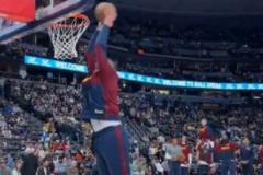 約基奇賽前自拋自扣展現(xiàn)彈跳 引隊友歡呼