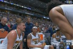 嗓子喊啞了也！暫停期間約老師再赴替補(bǔ)席講戰(zhàn)術(shù)