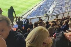 曼聯(lián)球迷在歐聯(lián)賽后遭法國警方催淚瓦斯襲擊，球隊正展開調查