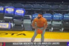 詹姆斯打赤膊熱身引“微笑刺客”不滿 蕭華罰他款！