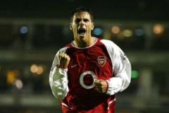 阿森納舊將：起初我不喜歡范佩西，因?yàn)樗麆倎砭痛┝宋蚁胍奶?hào)碼