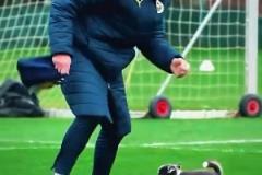 萌！穆帥抱著小哈士奇來(lái)球場(chǎng)訓(xùn)練