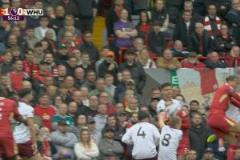 普勞斯禁區(qū)內(nèi)用手攔網(wǎng)拍球，裁判VAR未予處理