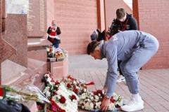 敬獻花圈致敬！西漢姆后衛(wèi)克雷斯維爾向希爾斯堡紀念碑獻花