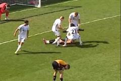 殘酷英乙后衛(wèi)烏龍絕殺，四名對手圍堵嘲諷引發(fā)沖突