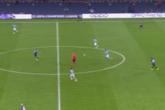 曼聯(lián)當初因為出球能力簽下他，但奧納納這個技能沒怎么使用過