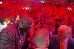 美國(guó)總統(tǒng)特朗普現(xiàn)場(chǎng)觀戰(zhàn)UFC，奧尼爾上前與其打招呼！