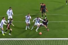 居然沒(méi)進(jìn)！費(fèi)爾明凌波微步+人球分過(guò)形成單刀，近距離打門(mén)踢偏