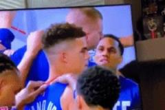 隊(duì)友深情凝視約基奇，情不自禁咬唇