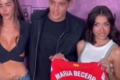 小蜘蛛左右都有美女相伴阿爾瓦雷斯看起來有點(diǎn)羞澀呢~