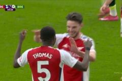 太快了！賴斯反擊奔襲推進送助攻！托馬斯小角度打門得手！