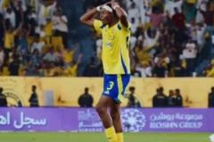 C羅凌空斬驚呆隊友，雙手抱頭不敢相信，隨后給C羅擦鞋慶祝