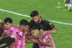 哈哈！蘇牙在拉架時忍不住咬阿爾巴