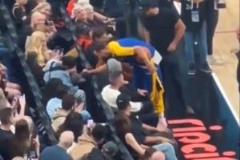 庫里客戰(zhàn)開拓者，場邊還要哄娃！