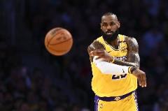詹姆斯赤膊熱身是否該被罰？前NBA球員全票支持：穿非球隊(duì)裝備是錯誤的
