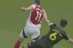 剪刀腳鏟倒事件！ESPN：諾爾高中場時想道歉，馬丁內(nèi)利讓他走開