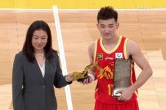 首位后衛(wèi)DPOY！孫銘徽領取最佳防守球員獎項還送小挖掘機