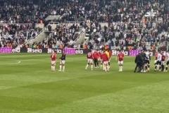 記者：B費(fèi)與卡塞米羅交談后率全隊(duì)謝場，死忠球迷仍為球隊(duì)高歌