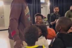 優(yōu)質(zhì)偶像！哈登叮囑來要簽名的孩子要聽爸爸媽媽的話