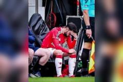 絕望了！B費(fèi)被換下在場邊失望扶額，賽后稱丟球全是己方失誤