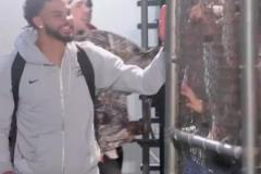 熟悉的戰(zhàn)友還在身旁！經(jīng)典名場面：小卡拒絕和鮑威爾碰拳！