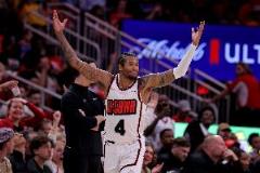 杰倫-格林82場全勤表現(xiàn)穩(wěn)定場均21分4.6板3.4助0.9斷0.3帽