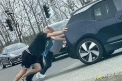 紐卡后衛(wèi)丹-伯恩助人推車(chē)視頻爆熱，球迷盛贊其本土傳奇氣質(zhì)